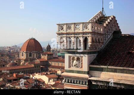 Vista dalla Cattedrale di Santa Maria del Flore al monastero della Basilica di San Lorenzo di Firenze Firenze, Toscana, Italia Foto Stock