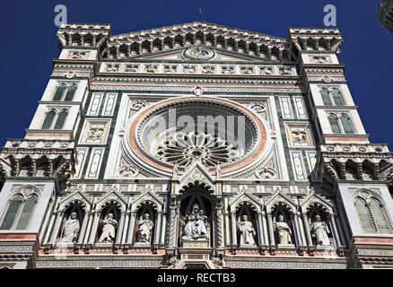 La facciata principale del Duomo di Firenze, Basilica di Santa Maria del Fiore, Firenze, Firenze, Toscana, Italia, Europa Foto Stock