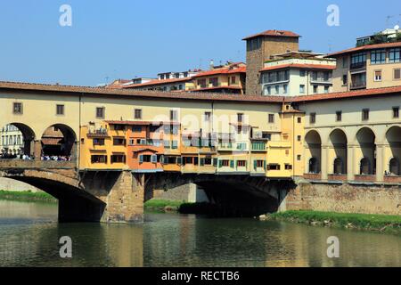 Ponte Vecchio, il ponte sul fiume Arno, Firenze, Firenze, Toscana, Italia, Europa Foto Stock