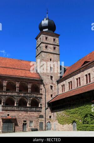 Il 'Schoene Hof", "Bel cortile', edificio rinascimentale con rilievi tra i portici, Hohenzollern residence Foto Stock