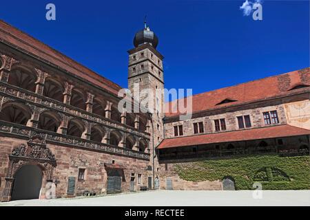 Il 'Schoene Hof", "Bel cortile', edificio rinascimentale con rilievi tra i portici, Hohenzollern residence Foto Stock