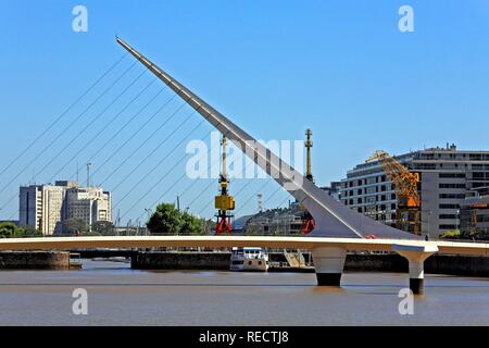 La donna di Bridge, Puente de la Mujer, Santiago Calatrava, Puerto Madero quartiere, Buenos Aires, Argentina Foto Stock