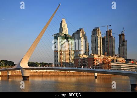 La donna di Bridge, Puente de la Mujer, Santiago Calatrava, Puerto Madero quartiere, Buenos Aires, Argentina Foto Stock