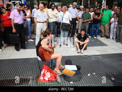 Musicista di strada nella strada commerciale Florida a Buenos Aires, Argentina, Sud America Foto Stock