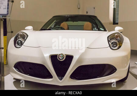 Franschhoek, Western Cape, Sud Africa - 16 dicembre 2018: Vintage Alfa Romeo 4C Spider white autoveicolo presentano a Franschhoek Motor Museum Foto Stock