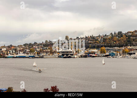 A bordo di un Idrovolante/acqua Taxi atterraggio sul Lago Union, Seattle, nello Stato di Washington, USA. Foto Stock