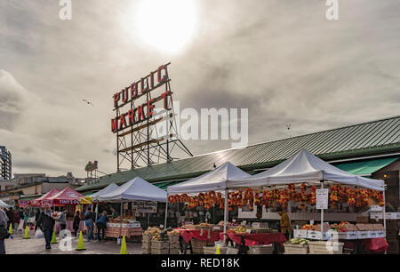 Seattle, Washington, Stati Uniti d'America - 28 ottobre 2018. Il sole splende attraverso le nuvole sopra il Mercato degli Agricoltori presso il Mercato di Pike Place nel centro cittadino di Seattle. Foto Stock