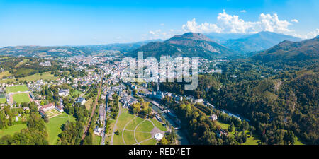 Antenna di Lourdes vista panoramica. Lourdes è una piccola città mercato che giace ai piedi dei Pirenei. Foto Stock