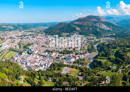 Antenna di Lourdes vista panoramica. Lourdes è una piccola città mercato che giace ai piedi dei Pirenei. Foto Stock