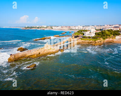 La roccia della Vergine o le rocher de la Vierge è un turistico naturale punto di riferimento nella città di Biarritz in Francia Foto Stock