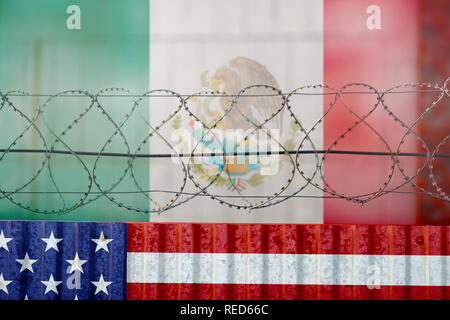 Bandiera americana e filo spinato, STATI UNITI D'AMERICA Messico frontiera muro Foto Stock