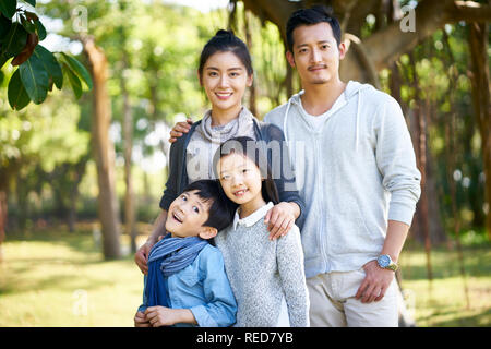 Outdoor ritratto di una famiglia asiatica con due bambini. Foto Stock