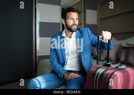 Ritratto di bello imprenditore della camera di albergo Foto Stock