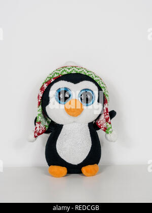 Un pinguino mascotte indossando un cappello. Foto Stock