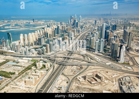 Vista Aerea della Marina di Dubai skyline con Sheikh Zayed road highway interchange, Emirati Arabi Uniti Foto Stock