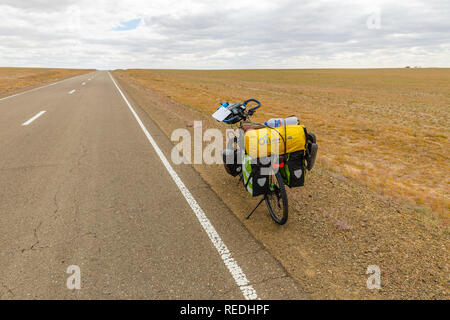 Zamiin-Uud, Mongolia - 22 Settembre 2018: touring bike sorge nei pressi della strada asfaltata nel Deserto del Gobi. Foto Stock