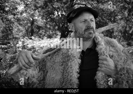 Ritratto di un pastore essendo nel suo tradizionale abbigliamento da lavoro e indossando un basco beret (sud-ovest della Francia). Ritratto d'onu berger en tenue traditionnelle. Foto Stock