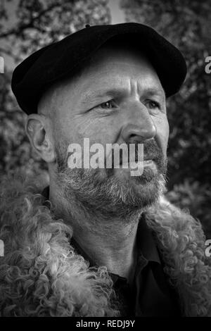 Ritratto di un pastore essendo nel suo tradizionale abbigliamento da lavoro e indossando un basco beret (sud-ovest della Francia). Ritratto d'onu berger en tenue traditionnelle. Foto Stock