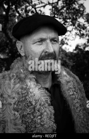 Ritratto di un pastore essendo nel suo tradizionale abbigliamento da lavoro e indossando un basco beret (sud-ovest della Francia). Ritratto d'onu berger en tenue traditionnelle. Foto Stock