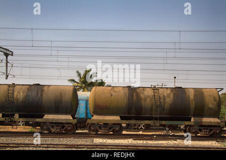 Convoglio ferroviario di tanker vetture trasporto di petrolio. Foto Stock