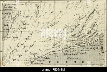 . Compte Rendu. La scienza; scienza -- Congressi. 904 r.KOGHAPHIE depuis la frontiÃ¨re de Belgique jusque par le travers de Gravelines, paral- lÃ¨lement Ã la cÃ'te; sa longueur est de 20 kilomÃ¨tres et sa largeur de plus d'onu kilomÃ¨tre. Figlio brassiage est entre 40 et oO pieds, sur onu fond de sal)le vaseux, dans lequel la tenue est bonne. Quatorze bouÃ©es en tÃ'le, espacÃ©es l'une de l'autre d'environ onu mille, servent de balisage Ã la rade : elles sont disposÃ©es sur deux lignes indi- quant : l'une, les bancs (bouÃ©es noires) ; l'autre, l'approplie des estraus (bouÃ©es rougesj. Deux passa la ri Foto Stock