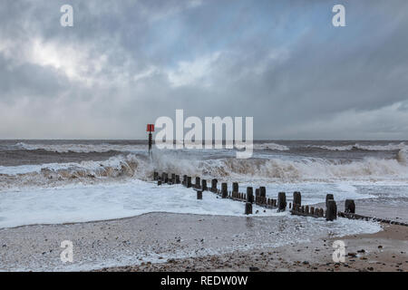 Le onde che si infrangono sulla Norfolk costa al carrello Gap, Eccles. Foto Stock