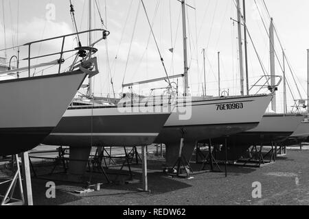 Barca a vela in un cantiere navale di Livorno Toscana. Vita marina (Italia) Foto Stock