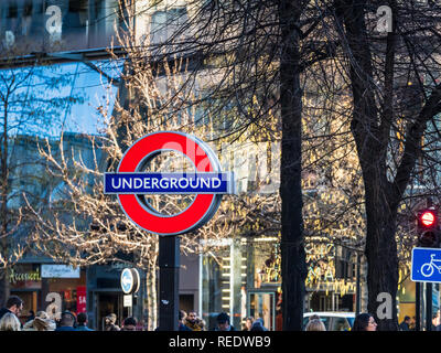 St Pauls Stazione della metropolitana di Londra segno su Cheapside nella città di Londra il distretto finanziario nel centro di Londra Foto Stock