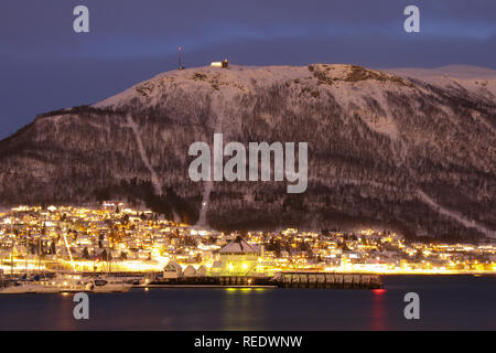 Tromsø City durante la notte polare in inverno Foto Stock