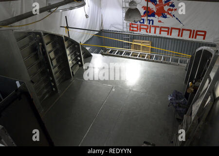 Ponte di poppa del Team Britannia tondo in alluminio il record del mondo Powerboat Excalibur in costruzione presso ABC Marine, Hayling Island, Hampshire Foto Stock