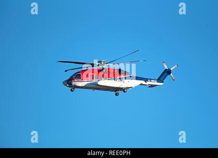 Un Sikorsky S92-un elicottero da Babcock MCS/Offshore Onshore in flotta a Aberdeen arrivando a Dyce eliporto dal mare del Nord attraversando. Foto Stock