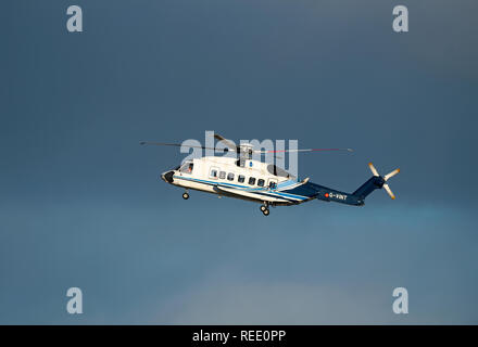 Un Sikorsky S92-un elicottero da Babcock MCS/Offshore Onshore flotta di ritorno a Aberdeen eliporto a Dyce airport NEL REGNO UNITO. Foto Stock