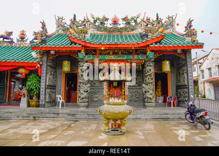 San colorati ti tempio Cinese nella città capitale Kuching, Sarawak, Borneo, Malaysia Foto Stock