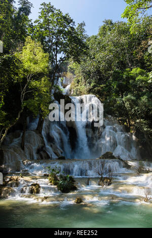 Principali cascata di grandi dimensioni sulla parte superiore del Tat Kuang Si cascate. Luang Prabang, Louangphabang provincia, Laos, sud-est asiatico Foto Stock