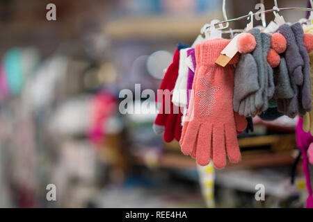 Outfit accogliente. Negozio di abbigliamento. Ragazza capelli ricci lunghi  vestito elegante con cardigan morbido di lana cashmere. Donna indossa  cardigan lavorato a maglia. Morbido e confortevole. Cardigan oversize per  il vostro comfort.