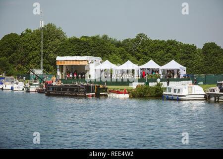 WINDSOR, BERKSHIRE, Regno Unito - 19 Maggio 2018: Media stazioni TV tende vicino al fiume Tamisa reporting live per coprire il royal wedding matrimonio celebrazione del principe Harry, Duca e Meghan Markle Foto Stock