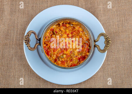 Cibo turco tradizionale menemen fatta da uova e pomodori. Foto Stock