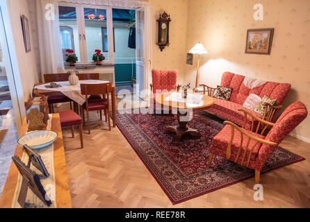 Stoccolma, Svezia - 20 novembre 2018. Vista interna di svedese tradizionale soggiorno in Nordiska Museet di Stoccolma. Foto Stock