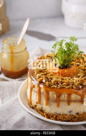 In casa la carota cheesecake con dadi e salsa al caramello topping. Foto Stock