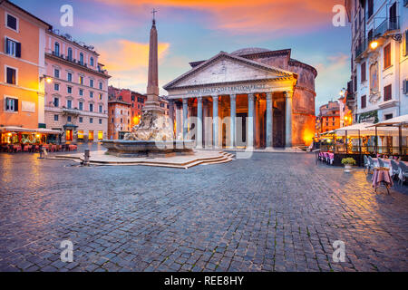 Pantheon a Roma. Cityscape immagine di Roma con il Pantheon durante la bellissima alba Foto Stock