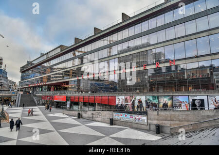 Stoccolma, Svezia - 22 novembre 2018. Vista esterna della Casa della Cultura (Kulturhuset) a Stoccolma, con cartelloni e persone. Foto Stock