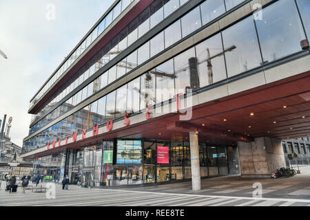 Stoccolma, Svezia - 22 novembre 2018. Vista esterna della Casa della Cultura (Kulturhuset) a Stoccolma, con cartelloni e persone. Foto Stock