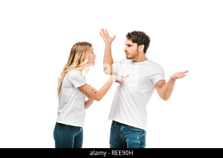 Emotional coppia giovane quarreling isolato su bianco Foto Stock