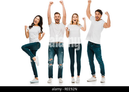 Entusiasti giovani amici agitando i pugni e sorridente in telecamera isolato su bianco Foto Stock