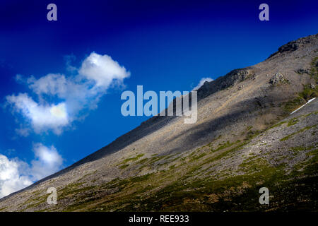 Ben Nevis pendenza e Cloud Foto Stock