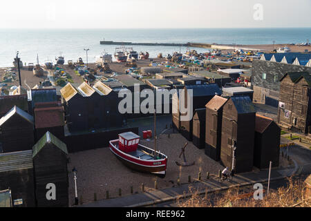 Beach ha lanciato barche da pesca, flotte e negozi di pesca, capanne, Hastings, East Sussex, UK Foto Stock