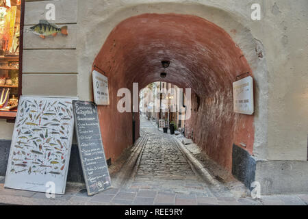 Stoccolma, Svezia - 22 novembre 2018. Passaggio stretto in Gamla Stan quartiere storico di Stoccolma. Foto Stock