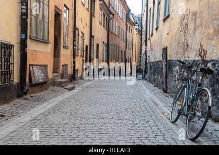 Stoccolma, Svezia - 22 novembre 2018. Street view in Gamla Stan quartiere storico di Stoccolma, con noleggio biciclette Foto Stock