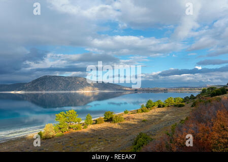 Il lago di Salda è nel sud della provincia di Burdur Yesilova del distretto è stato accreditato come "La Turchia Maldive" negli ultimi anni per la sua spiaggia bianca e c Foto Stock