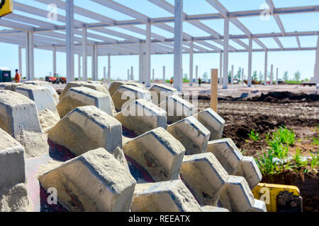 Vista in dettaglio su picchi, tracce di pattern di grandi strade rullo per compattare il terreno di fondazione stradali al cantiere. Foto Stock